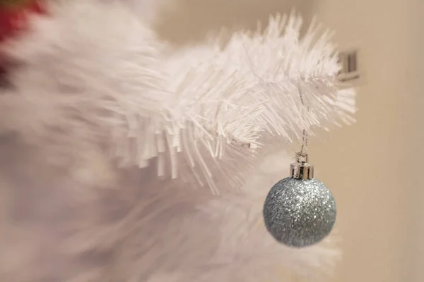 Décoration de Noël blanche avec boules sur branches de sapin avec flou — Photo