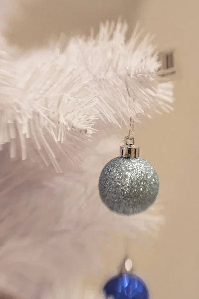 Decoração de Natal branco com bolas em ramos de abeto com borrão — Fotografia de Stock