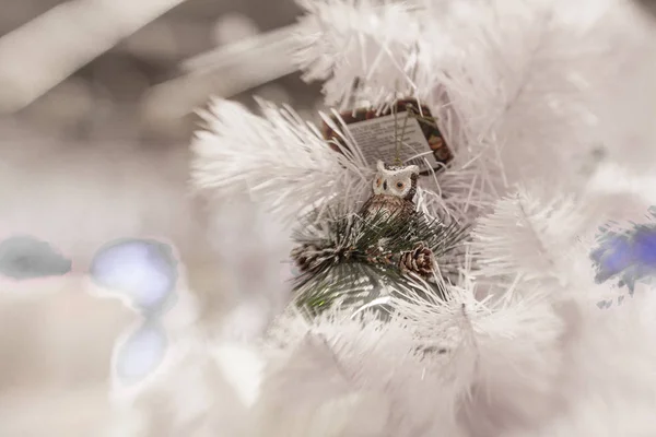 Белое рождественское украшение с шариками на еловых ветвях на размытом фоне — стоковое фото