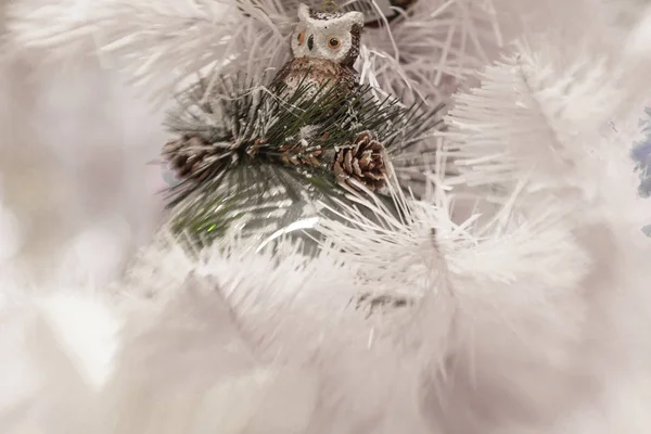 Decoración blanca de Navidad con bolas en ramas de abeto con fondo borroso — Foto de Stock