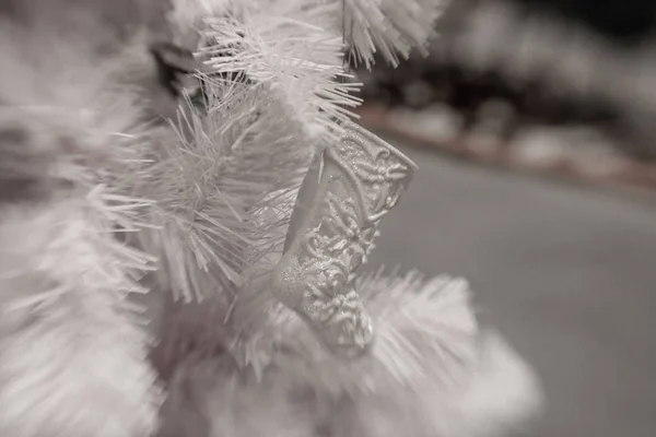 Decoración blanca de Navidad con copo de nieve en ramas de abeto —  Fotos de Stock