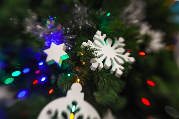 Decorazione natalizia con fiocco di neve bianco di larice a Natale tre — Foto Stock