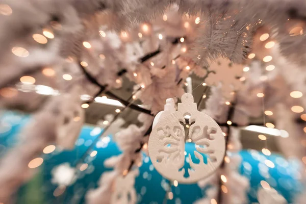 Beyaz Christmas dekorasyon kar tanesi köknar dallar ile 