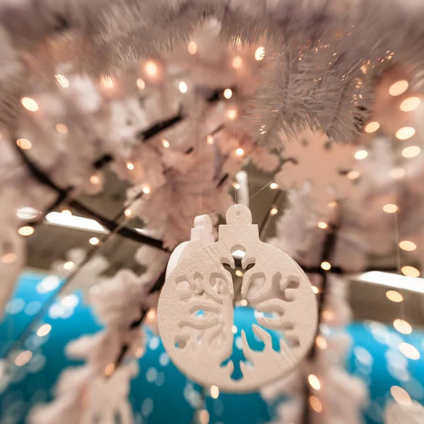 Beyaz Christmas dekorasyon kar tanesi köknar dallar ile 