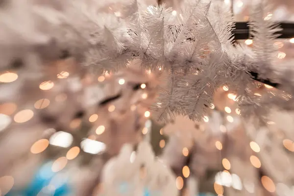 Fehér karácsonyi dekoráció, hópehely, a fenyő ágak — Stock Fotó