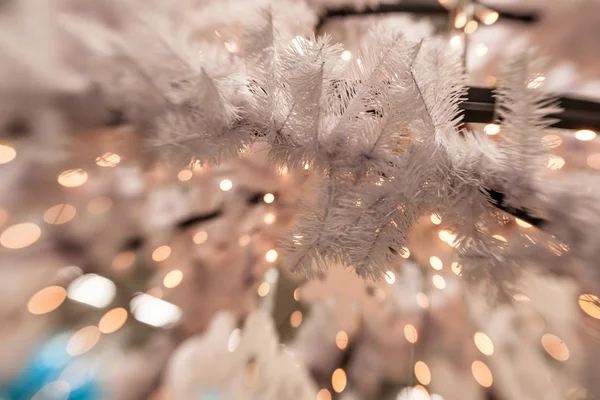 Beyaz Christmas dekorasyon kar tanesi köknar dallar ile 