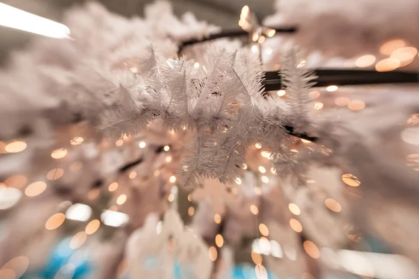 Beyaz Christmas dekorasyon kar tanesi köknar dallar ile 