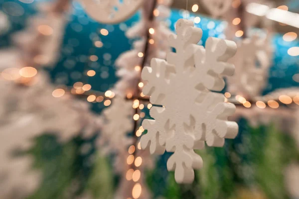 화이트 크리스마스 장식 눈송이 전나무 가지에 — 스톡 사진