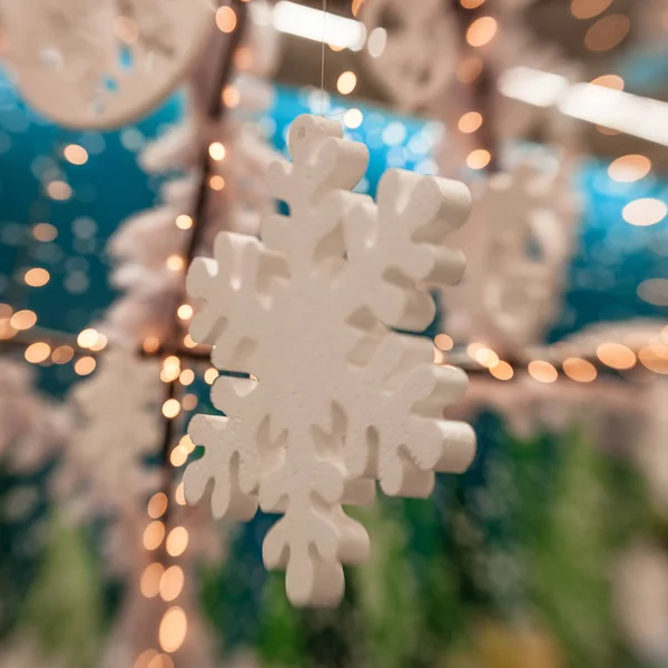 Beyaz Christmas dekorasyon kar tanesi köknar dallar ile 