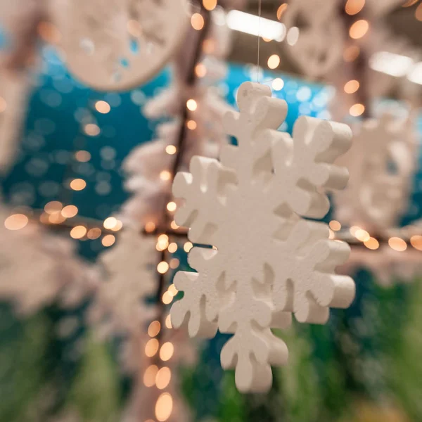 Beyaz Christmas dekorasyon kar tanesi köknar dallar ile 