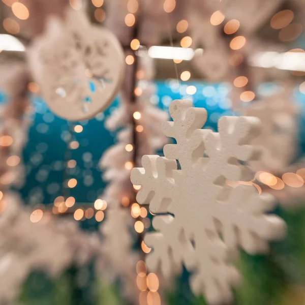 Beyaz Christmas dekorasyon kar tanesi köknar dallar ile 