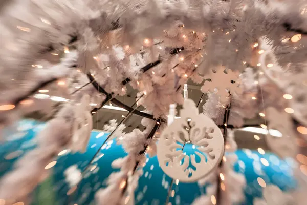 Beyaz Christmas dekorasyon kar tanesi köknar dallar ile 