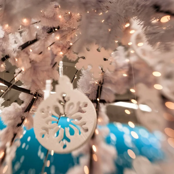 Beyaz Christmas dekorasyon kar tanesi köknar dallar ile 