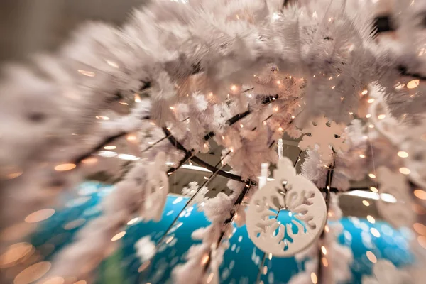 Beyaz Christmas dekorasyon kar tanesi köknar dallar ile 