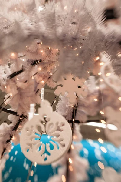 Beyaz Christmas dekorasyon kar tanesi köknar dallar ile 