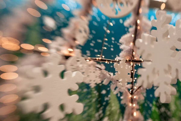 Beyaz Christmas dekorasyon kar tanesi köknar dallar ile 