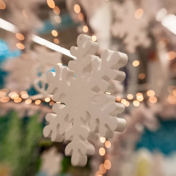 Decoración blanca de Navidad con copo de nieve en ramas de abeto —  Fotos de Stock