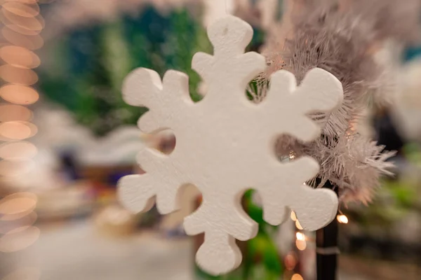 Decoración blanca de Navidad con copo de nieve en ramas de abeto —  Fotos de Stock