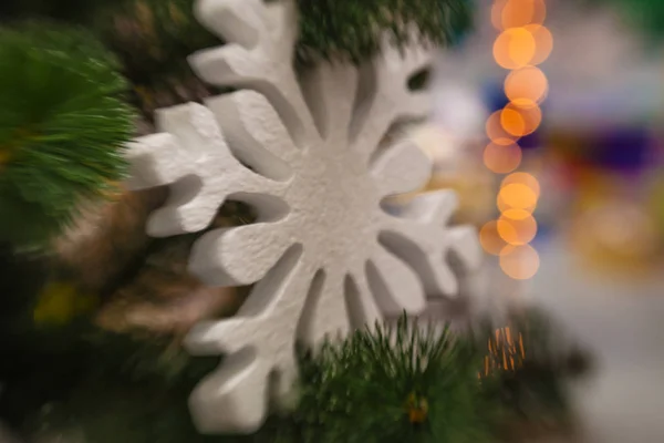 크리스마스 트 레에 larke 하얀 눈송이와 크리스마스 장식 — 스톡 사진