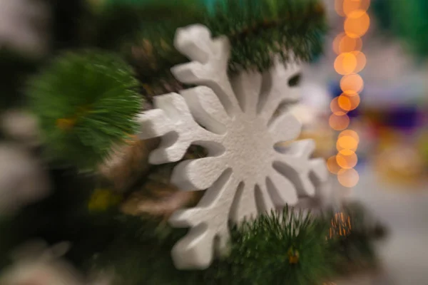 Χριστουγεννιάτικη διακόσμηση με larke άσπρη νιφάδα χιονιού στο tre Χριστούγεννα — Φωτογραφία Αρχείου