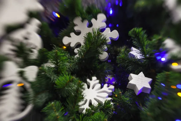 Larke beyaz kar tanesi üzerinde Noel tre ile Noel dekorasyon