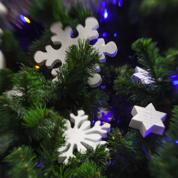Boże Narodzenie dekoracje z larke biały snowflake na Boże Narodzenie tre — Zdjęcie stockowe
