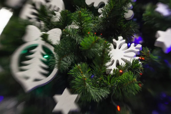 Larke beyaz kar tanesi üzerinde Noel tre ile Noel dekorasyon