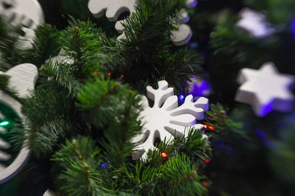 Χριστουγεννιάτικη διακόσμηση με larke άσπρη νιφάδα χιονιού στο tre Χριστούγεννα — Φωτογραφία Αρχείου