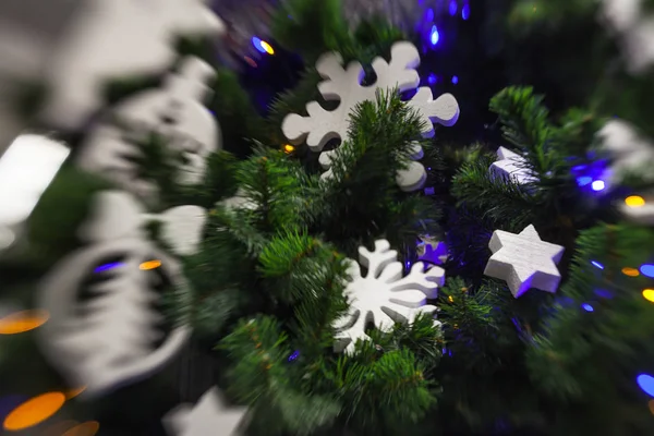 Larke beyaz kar tanesi üzerinde Noel tre ile Noel dekorasyon — Stok fotoğraf