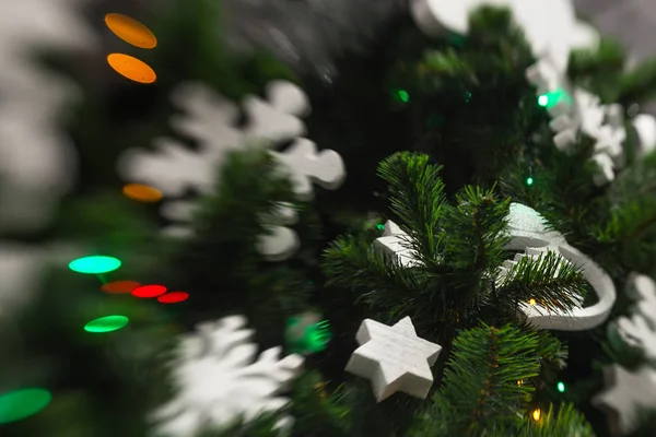 Kerstdecoratie met witte larke sneeuwvlok op Kerstmis tre — Stockfoto