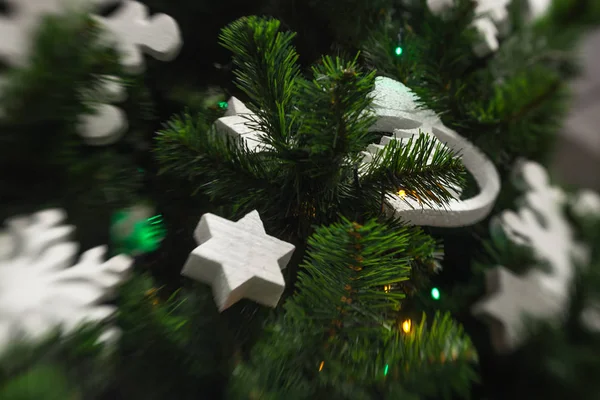 Kerstdecoratie met witte larke sneeuwvlok op Kerstmis tre — Stockfoto