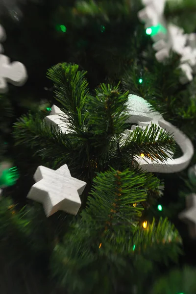 Decoración de Navidad con alondra copo de nieve blanco en Navidad tre —  Fotos de Stock