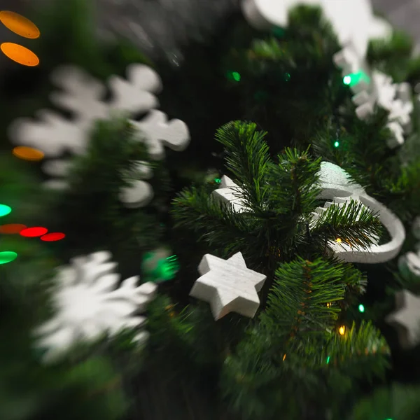 Decoración de Navidad con alondra copo de nieve blanco en Navidad tre — Foto de Stock