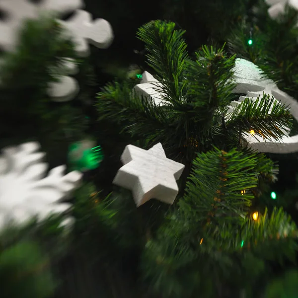 Juldekoration med larke vit snöflinga på jul tre — Stockfoto