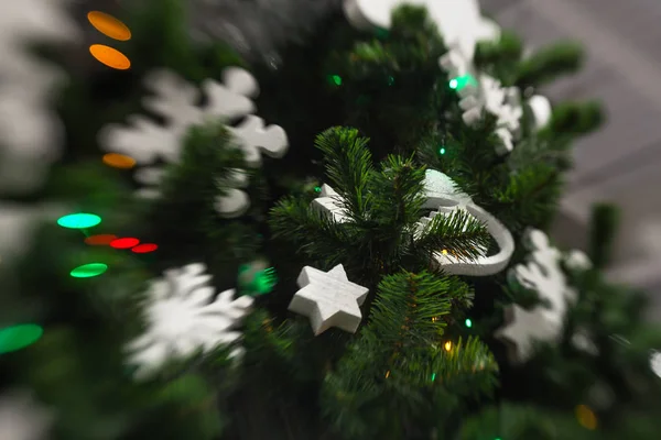 Decoración de Navidad con alondra copo de nieve blanco en Navidad tre —  Fotos de Stock