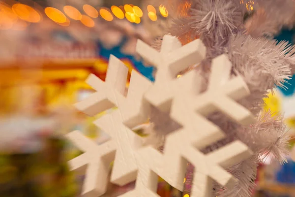 Λευκά Χριστούγεννα διακόσμηση με νιφάδα χιονιού στα κλαδιά έλατου — Φωτογραφία Αρχείου