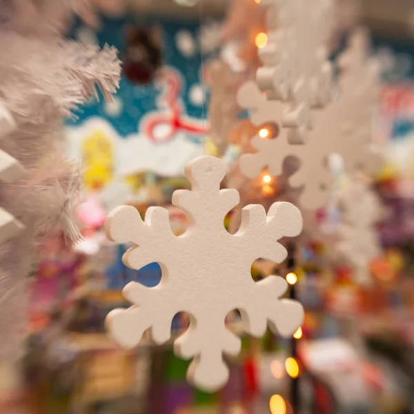 Beyaz Christmas dekorasyon kar tanesi köknar dallar ile 