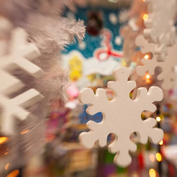 Beyaz Christmas dekorasyon kar tanesi köknar dallar ile 