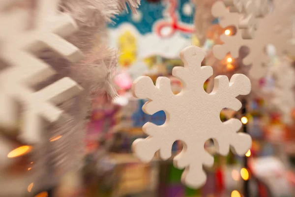 Decoración blanca de Navidad con copo de nieve en ramas de abeto —  Fotos de Stock