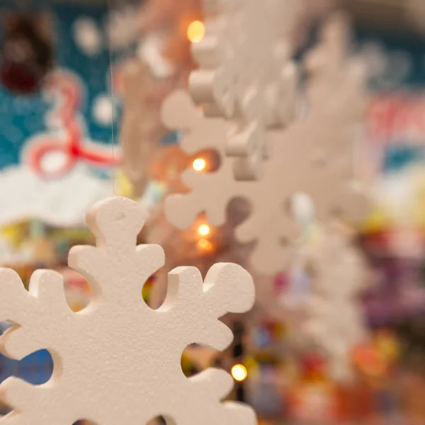 Decoración blanca de Navidad con copo de nieve en ramas de abeto —  Fotos de Stock