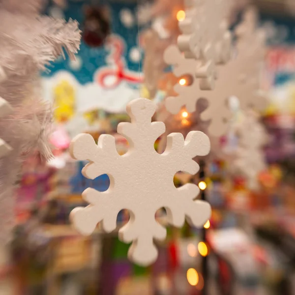 Decoración blanca de Navidad con copo de nieve en ramas de abeto —  Fotos de Stock