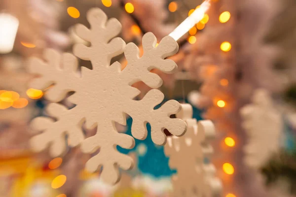 Valkoinen joulu koristelu lumihiutale kuusen oksat — kuvapankkivalokuva