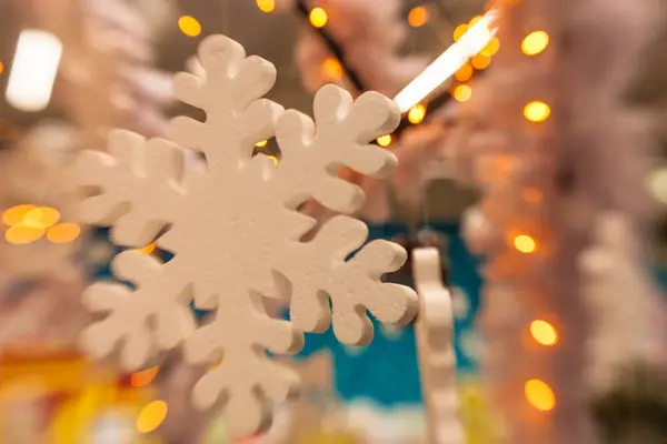 Boże Narodzenie biały ozdoba z płatka śniegu na gałęzie jodły — Zdjęcie stockowe