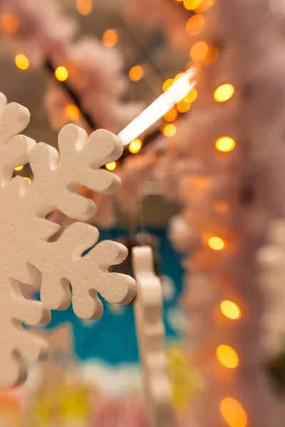 White Christmas decoratie met sneeuwvlok op fir takken — Stockfoto