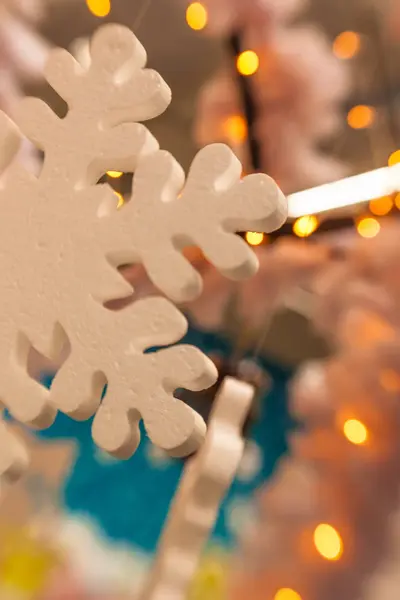 Decoración blanca de Navidad con copo de nieve en ramas de abeto —  Fotos de Stock