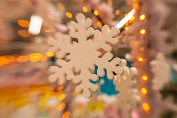 Boże Narodzenie biały ozdoba z płatka śniegu na gałęzie jodły — Zdjęcie stockowe