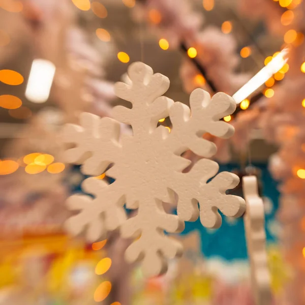 Beyaz Christmas dekorasyon kar tanesi köknar dallar ile 