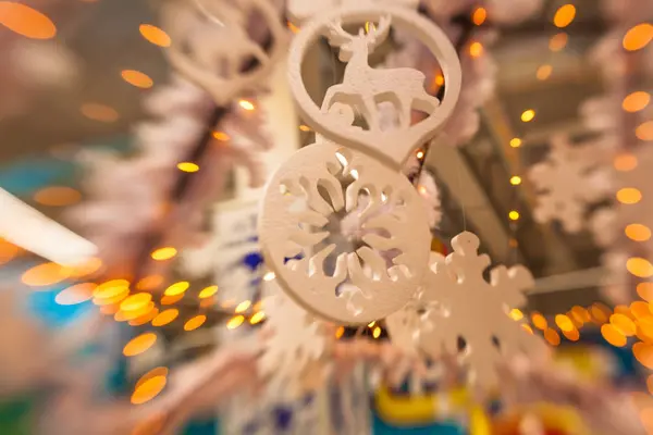 Beyaz Christmas dekorasyon kar tanesi köknar dallar ile 