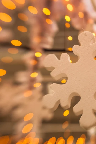 Decoração de Natal branco com floco de neve em ramos de abeto — Fotografia de Stock