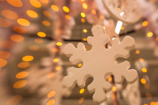 Decoración blanca de Navidad con copo de nieve en ramas de abeto —  Fotos de Stock